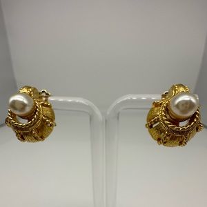 VINTAGE FAUX PEARL 80’s 90’s vibe GOLDTONE CLIP EARRINGS